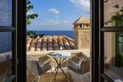 Moni Emvasis Luxury Suites